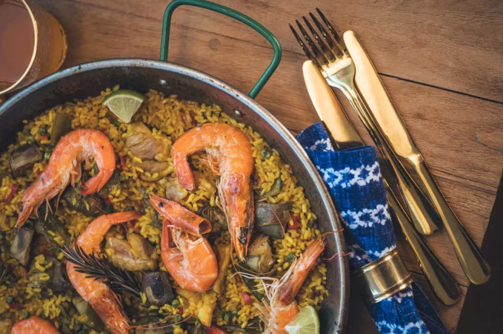 paella auf einem Tisch in Eppstein in der Wunderbar