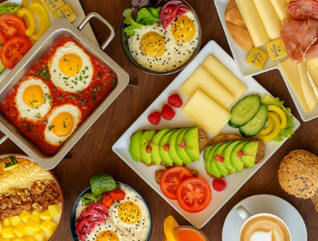 Bilder von leckerem Frühstück, Avocado, Shakshuka, Tomaten, Käse